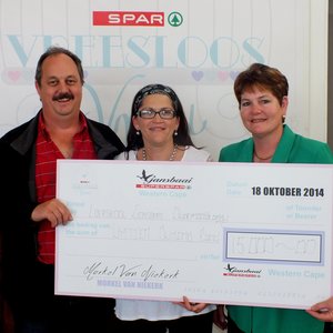 Vlnr is Morkel en ChrizÃ¼lene van Niekerk en Jolette Bezuidenhout tydens die oorhandiging van â€˜n tjek ten bedrae van R15,000 aan Laerskool Gansbaai